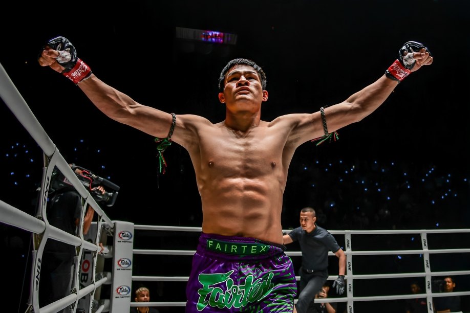 Saemapetch Fairtex vs Abdulla Dayakaev